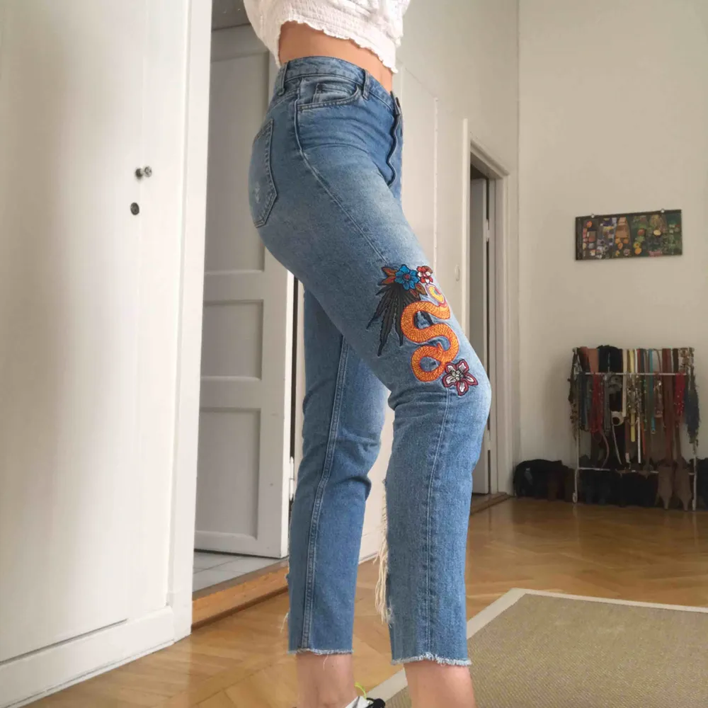 Sandro jeans with embroidery on both sides. I bought them for about 80£ but I’m selling for 200kr cuz 1 of the rips in the back got ripped through (shown on the 2nd picture). They are high waist/ straight leg size 38 but they would fit 36 as well.🥰. Jeans & Byxor.