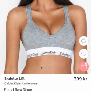  - Säljer min Calvin Klein topp i grå.  Den är i bra skick o prövad en gång då ja beställde den i helt fel storlek.  Passar någon med lite mindre byst. Köparen står för frakt  Vid snabbaffär kan priset prutas ner  originalpris: 399kr 💞 