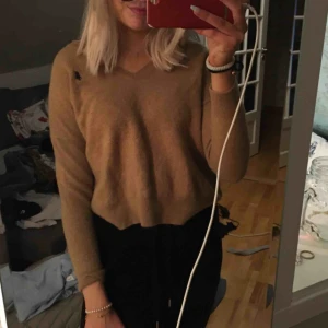  - Fin beige stickad tröja från RL v-ringad✌🏼✌🏼