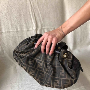  - Rymlig i mäskesimitation. Kan även användas som clutch.  Hämtas upp i Stockholm eller köpare står för frakt.