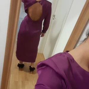 & other stories klänning  - Använd en gång endast, jätte läcker klänning med axelvaddar, man kan ta bort dom om man vill. 