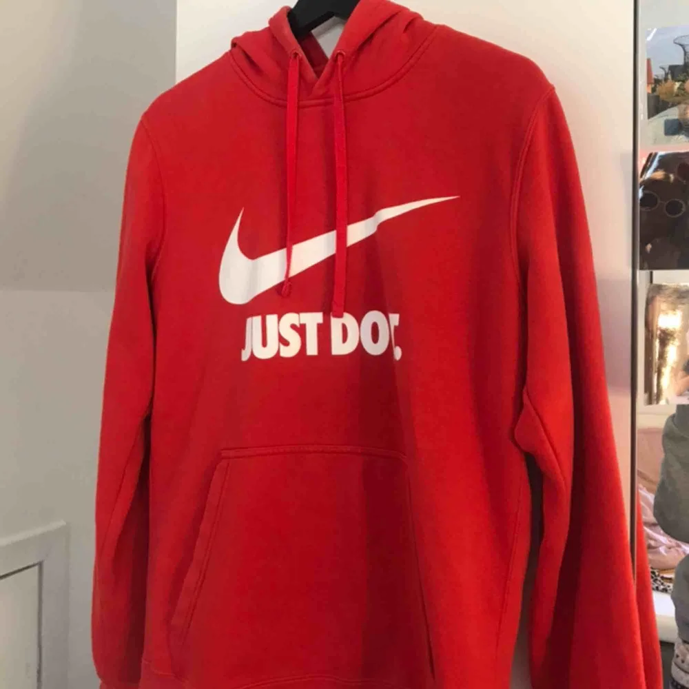 Röd Nike hoodie i storlek S. Sparsamt använd. Köparen står för frakten (58kr) 😊. Hoodies.