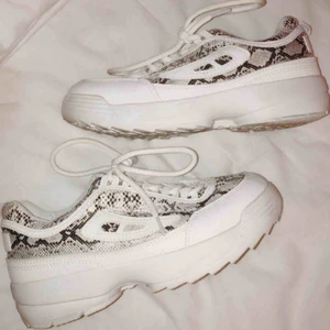 Supersnygga skor från boohoo - Endast använda en gång, säljes pga att de tyvärr är för små för mig:/