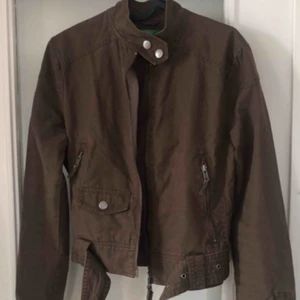  - Jacka med mycket detaljer storlek s. Använd 2 ggr 