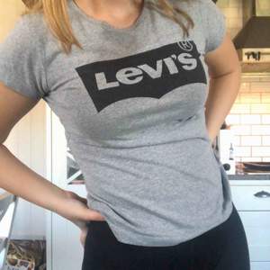 Levi’s tröja i storlek 14Y och jag vet inte vilken vanlig storlek det är men den passar XS. Passar också S men den sitter tight då. Frakt tillkommer 