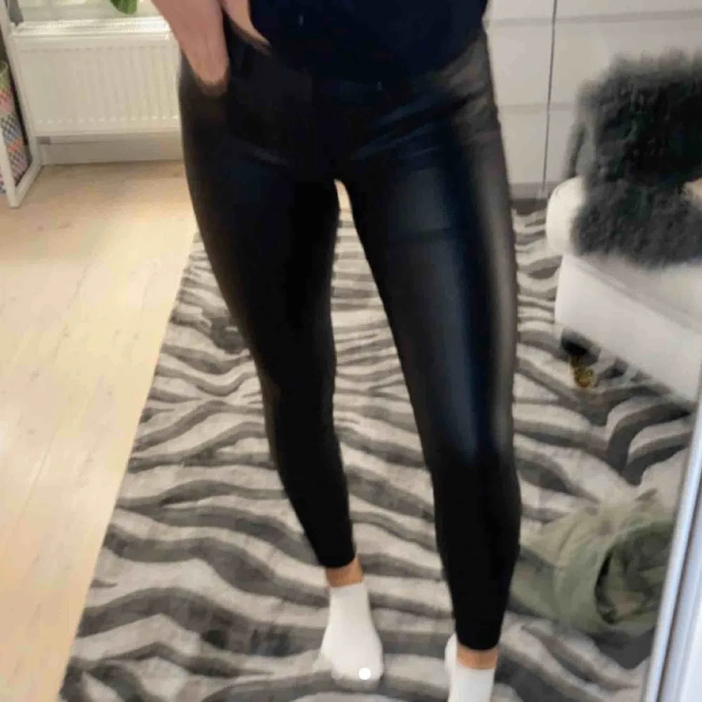 Svarta fake skinn byxor från Vero Moda!! Köpta för 399 kr.  Köparen står för frakten💕. Jeans & Byxor.