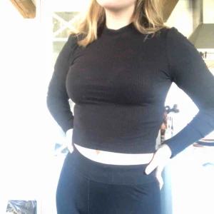  - Svart ribbad tröja helt oanvänd (prislapp kvar). Frakt ingår i priset!!