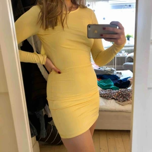  - Så fin och somrig klänning i pastellgul färg 💛 Assnygg öppen rygg och sitter jättefint!!