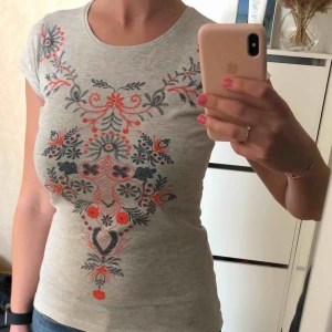  - 🎋 T-shirt i nyskick 🌿 •Storlek S(passar Xs/S) •Använd 1 gång, bara några timmar •38 kr 🧺Tvättad efter användning 📍Kan mötes upp i Mölnlycke 🚫Djurfritt och rökfritt hem 📬Kan skickas mot fraktkostnad(22 kr)