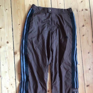  - Adidas byxor med knappar på sidorna! Kommer bättre bilder inom kort💋💋