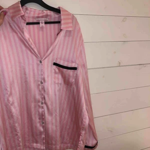  - Victoria Secret skjorta. Har inte hunnit använda denna då jag tappade bort pyjamasbyxorna som hörde till. 