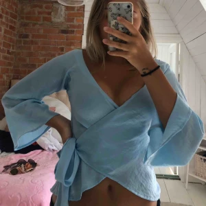  - Super fin blus i en ljusblå färg. Aldrig använt bara testat. Säljs pga för liten för mig