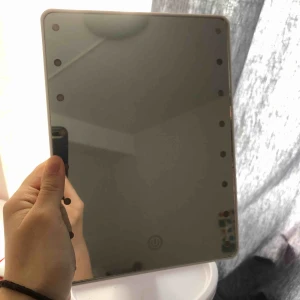  - Jättefin spegel, den har lite fingeravtryck använt den lite men vid köp så rengör jag den vid intresse hör av er nypris 499kr! 