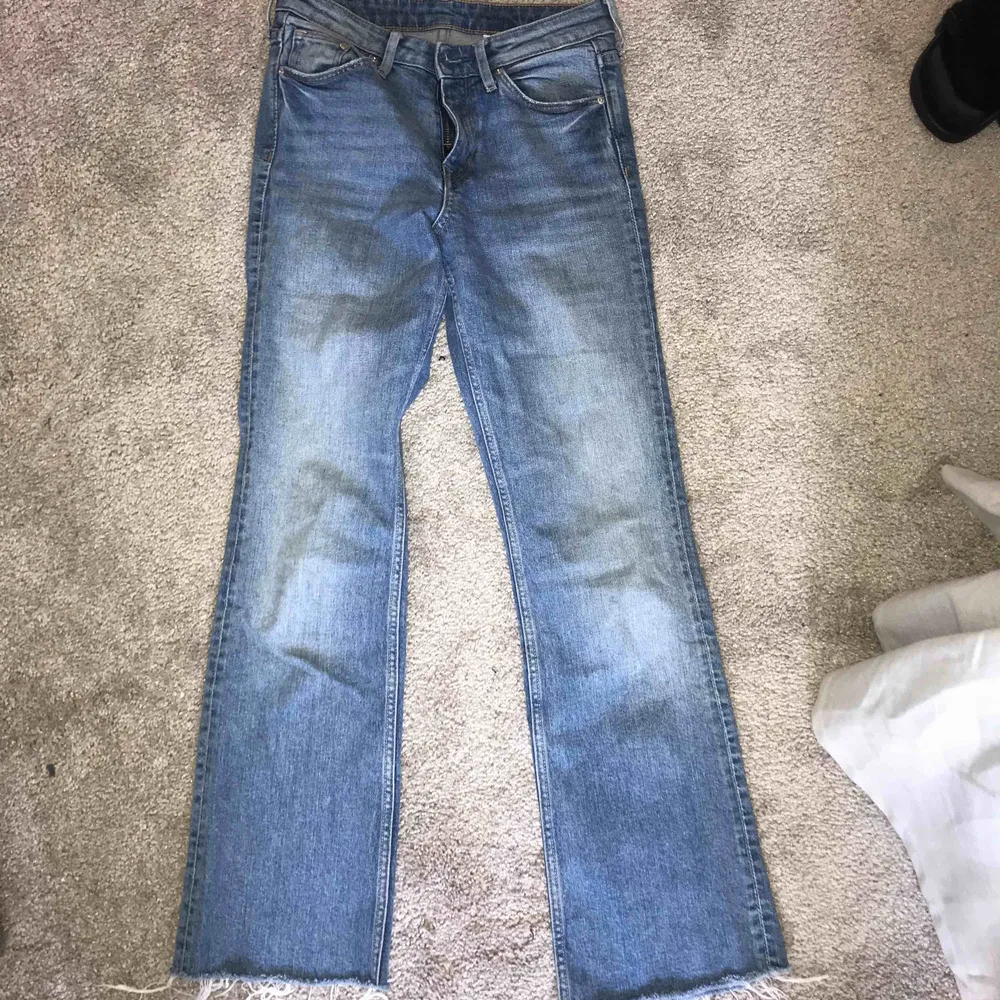 Ett par kortare bootcut jeans från hm. Kan mötas upp i stockholm eller frakta (köparen står för frakt). Jeans & Byxor.