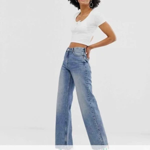  - Säljer mina sjukt snygga Monki jeans! Jag är 1.67 och dom går ner till fötterna på mig💙💙