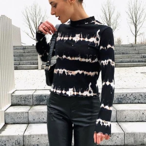 Tröja från weekday - Svartvit tröja från weekday🙌🏽 strl S. Köpare står för frakt!