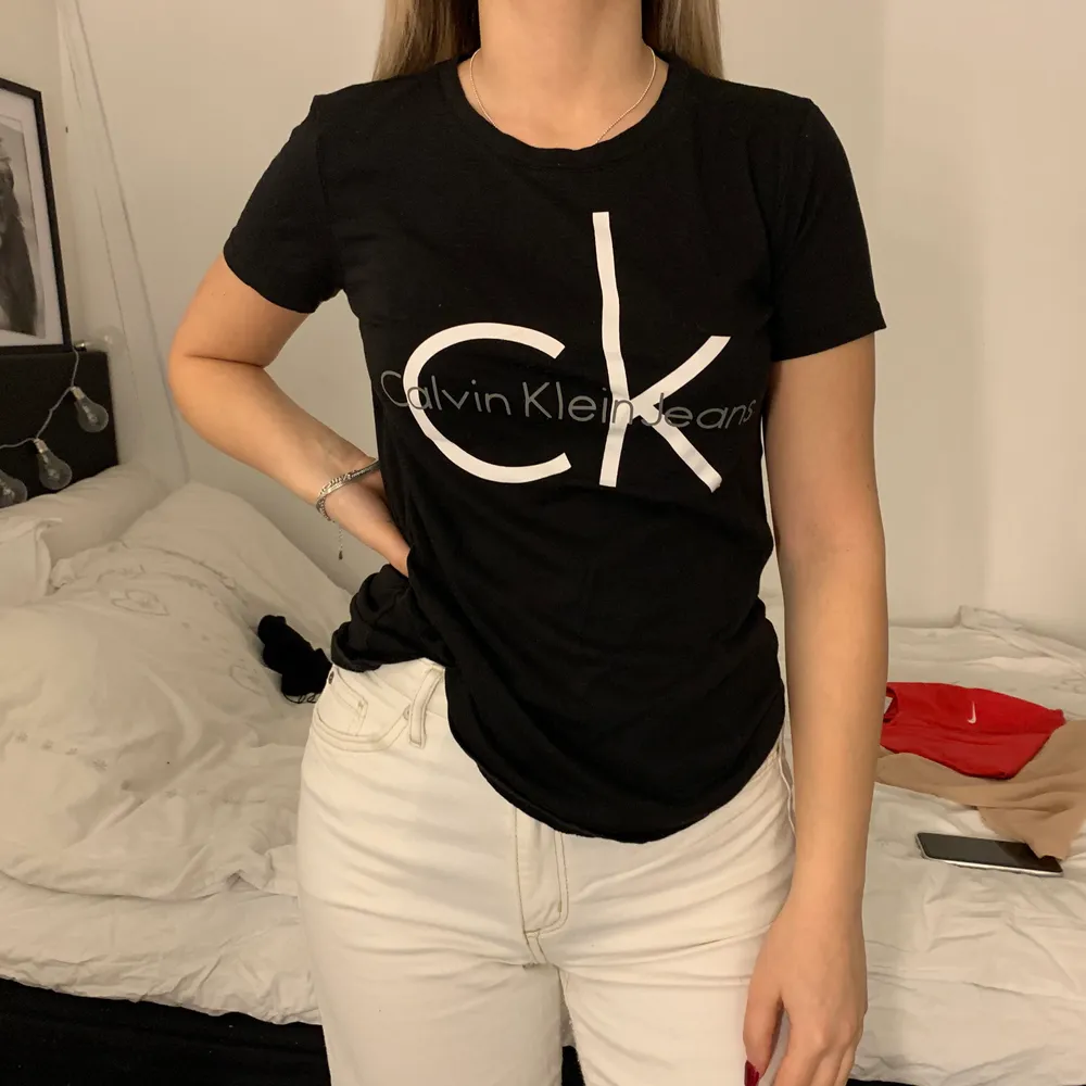 Jättefin Calvin Klein t-shirt, Är XS i storleken passar S ganska bra också, väldigt bekväm men ändå fin, köparen förstå för frakt och pris kan diskuteras och sänkas om rimligt. T-shirts.