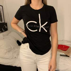 Jättefin Calvin Klein t-shirt, Är XS i storleken passar S ganska bra också, väldigt bekväm men ändå fin, köparen förstå för frakt och pris kan diskuteras och sänkas om rimligt