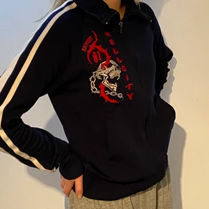 Dödskalle tröja - Najs dödskalle ziptröja, marinblå färg. Visad på en XS/S, 164cm lång. Köpt secondhand och rätt bra skick. Går att vika ner och fälla upp kragen. Säljer endast vid bra bud, börjar på 250kr och köparen står för frakt!:)
