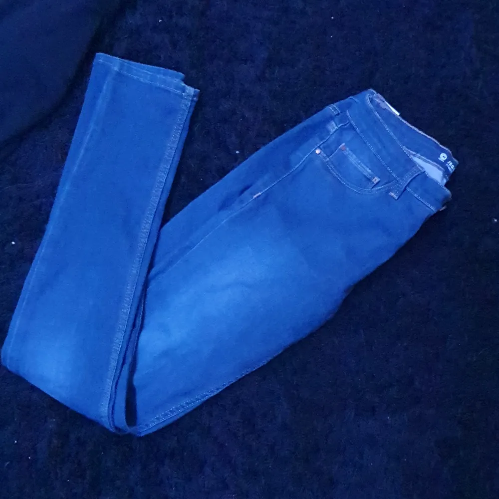 2 olika byxor, paketpris 30 kr, kom med bud. Jeans & Byxor.