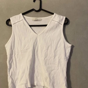 Vit väst - Fin och basic vit väst. Med liten detalj ( se bild 2). Ny skick. 