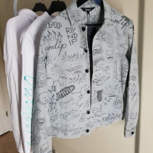 Rip n dip - Hej! Säljer en jeansjacka i nyskick, detta pågrund av fel storlek. Aldrig använd, 400kr