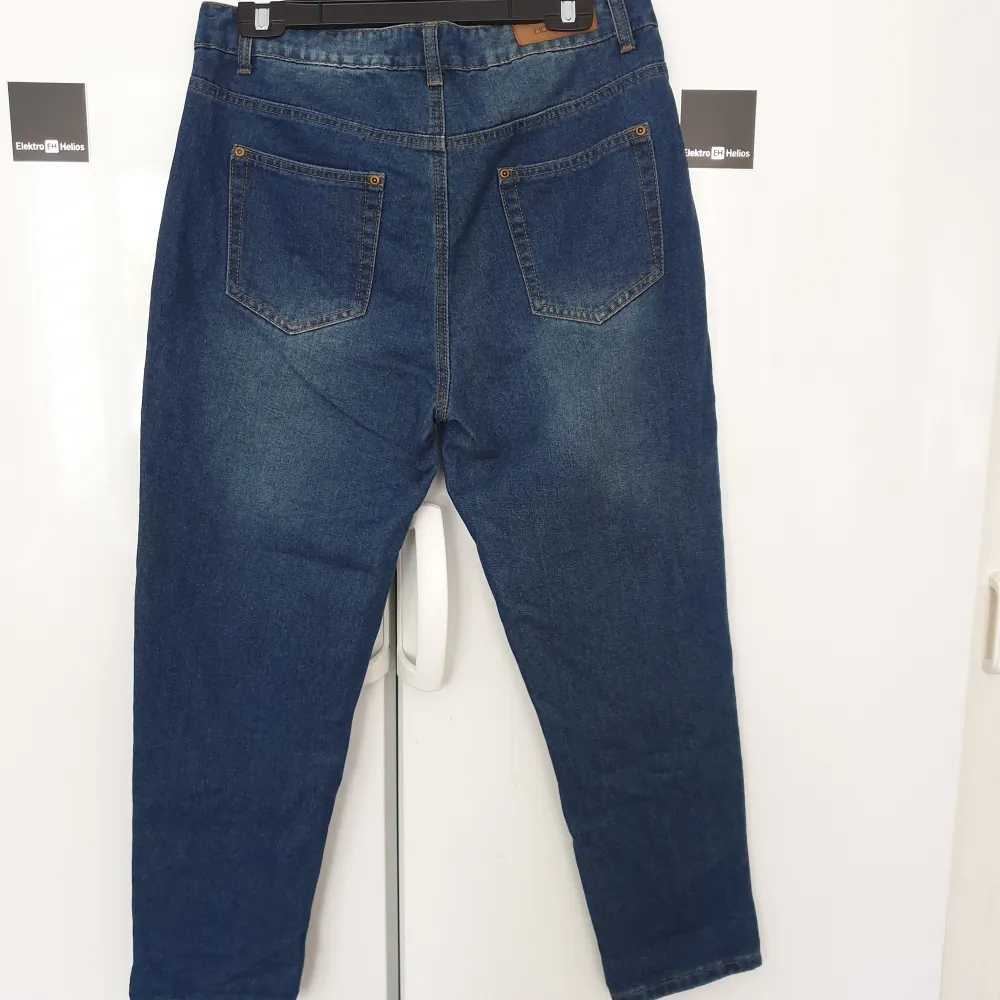 Mom jeans från boohoo 🌸 Aldrig använda, alltså i nyskick 🌞. Jeans & Byxor.