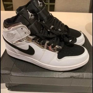 Jordan 1 gråa - Intressekoll på Jordan 1 köpta pã en Nike affär I hongkong. Kvitto kan skickas med .