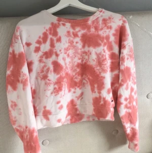 Collegetröja rosa - Croppad tjocktröja. Köpare står för frakten📦