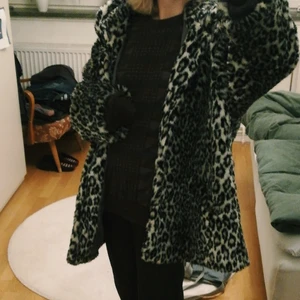 Kappa!  - Världens coolaste faux fur kappa! Varm o har liva och fickor, perfekt till vintern🤩💖❤️storlek L men passar mig som är en S, beror på hur man vill att den ska sitta. 