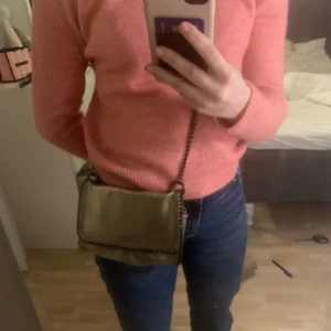 Väska - Jättecool guldig väska liknande stella mcartney väska❤️❤️