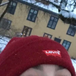 Röd Levis mössa - Ny Levis mössa, andvänd en gång i perfekt skick. Som ny. Kom priv för mer bilder 
