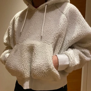 SUPERMYSIG TJOCKTRÖJA XS - Såå mysig och snygg teddy hoodie från Monki😍🌸                                                                            Modell: 162cm (använder vanligtvis S)                               