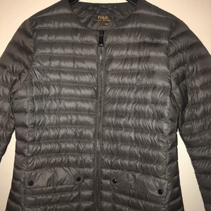 Polo Ralph Lauren dunjacka  - En jätte fin dunjacka ifrån Ralph Lauren. Köpt ifrån Carlings butiken i Halmstad. Färdigt fint skick, endast använd fåtals gånger. Inga defekter på den! Storlek S på den. 