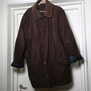Jacka med manchesterkrage - Så fin brun vintagejacka med manchesterkrage. Väldigt skön, varm och bekväm. Bedömmer storleken till L men den passar jättebra på mindre.🌸