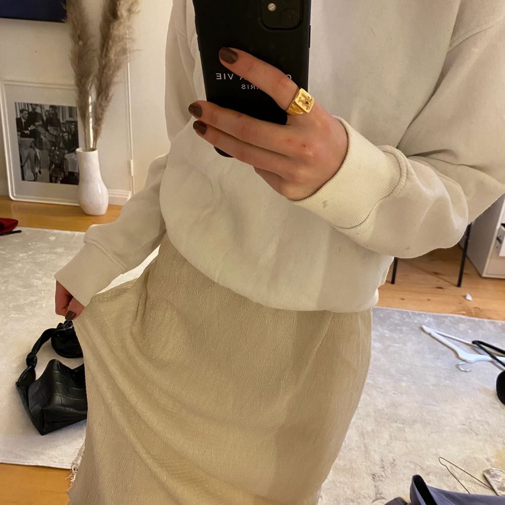 Superfin kjol, i beige/vit färg med guldband. Kjolar.
