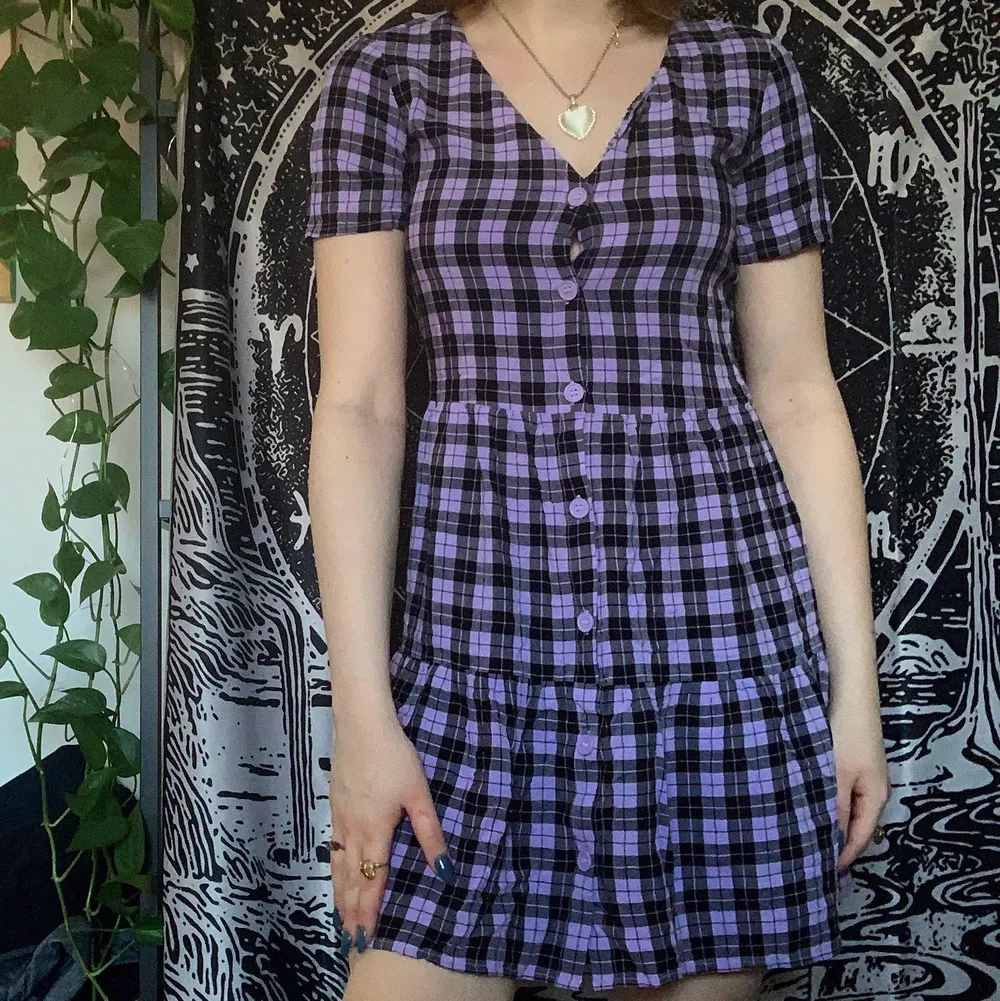 Lila checkered klänning som inte kommit till användning tyvärr. Overknee, a-line skirt modell, utmärkt skick🦋. Klänningar.