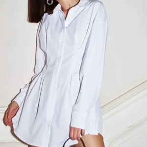 Skjortklänning - En helt ny vit skjortklänning från Cider, endast testad, säljer då denna var lite för liten för mig i midjan. Väldigt lik zaras skjortklänning! Bra att veta är att den kan vara lite genomskinlig pga färgen, frakt tillkommer.