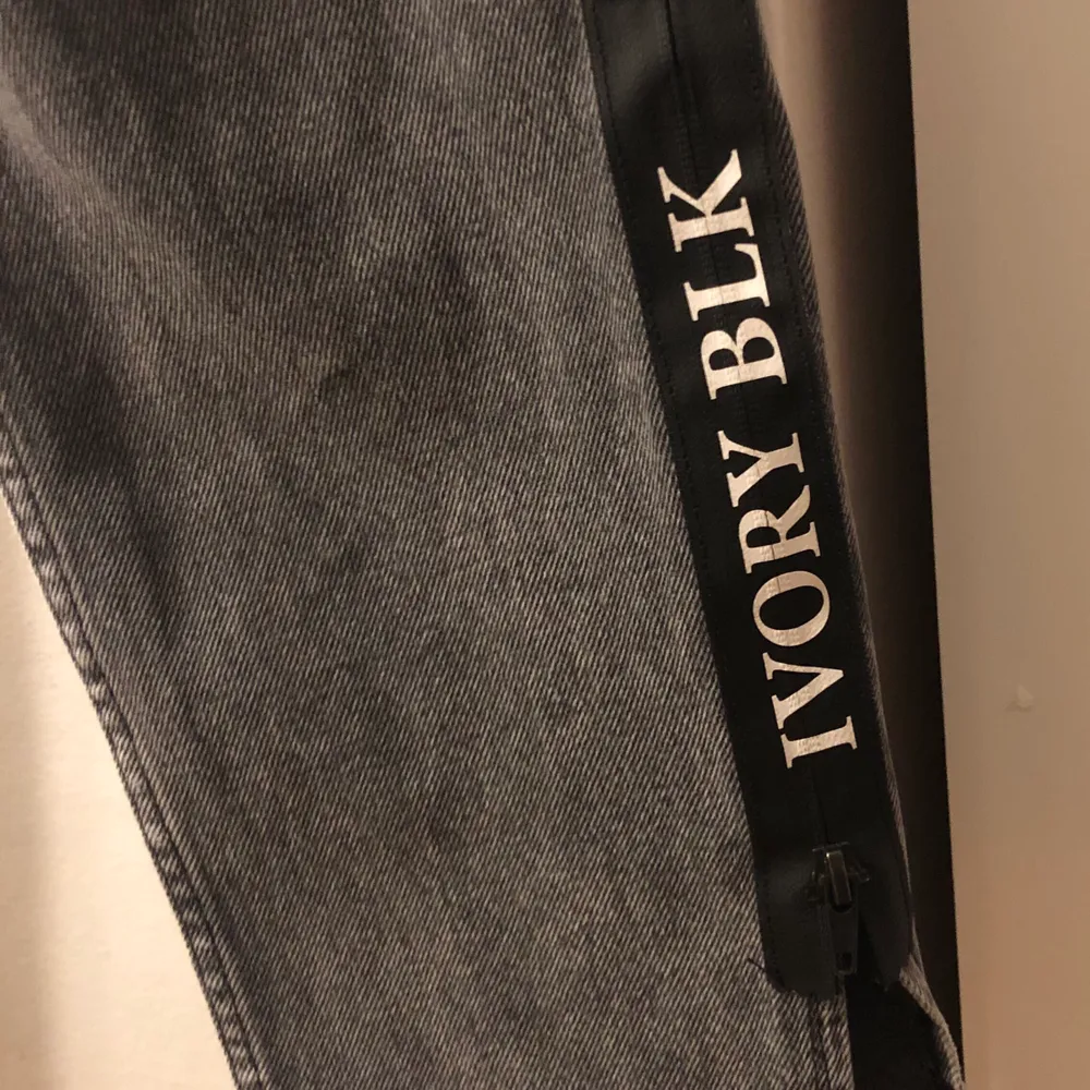 Mom jeans från Bik Bok i strl S. Sitter jättesnyggt på (jag är 175)! En slags slits med text står på båda byxben längst ner.. Jeans & Byxor.