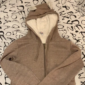 Tröja med öron - Söt varm tjocktröja i bra skick, sitter tight i midjan