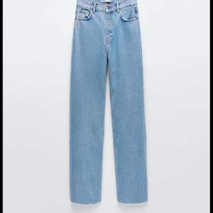 SUPER snygga wide leg jeans från zara, dessa är i mycket bra skicka och slutsålda på hemsidan! Passar mig som är 170 men går att klippa av om man är kortare. Köpare står för frakt💙💙 skriv för fler bilder på passform