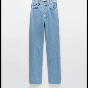 Jeans Zara - SUPER snygga wide leg jeans från zara, dessa är i mycket bra skicka och slutsålda på hemsidan! Passar mig som är 170 men går att klippa av om man är kortare. Köpare står för frakt💙💙 skriv för fler bilder på passform