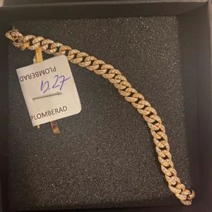 Alice stenlöf  - Säljer ett helt nytt armband från Alice stenlöf kollektion med guldfynd, armbandet är aldrig använd då jag fått ett likadant som jag använder 