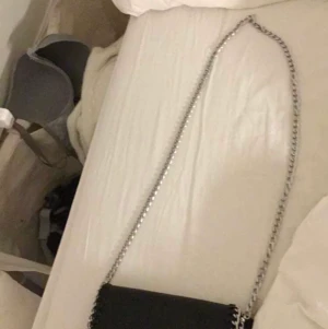 Svart Na-KD väska  - Svart Na-Kd väska har aldrig använt fick den i julklapp, köpt för 600kr säljer för 400kr