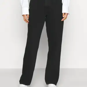 Populära svarta 90-tals jeans i modellen ”Taiki Straight Leg” från Monki i W25 (storlek XS-S). Sitter högt i midjan och är ganska långa i benen. Supersnygga på, men jag måste tyvärr sälja mina då storleken inte passar längre. Använda en kort tid. Nypris 400 kr. Möts antingen upp i Stockholm eller fraktar🌸