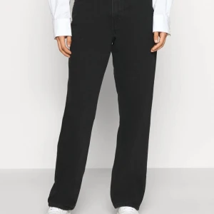Straight leg jeans 90-tal - Populära svarta 90-tals jeans i modellen ”Taiki Straight Leg” från Monki i W25 (storlek XS-S). Sitter högt i midjan och är ganska långa i benen. Supersnygga på, men jag måste tyvärr sälja mina då storleken inte passar längre. Använda en kort tid. Nypris 400 kr. Möts antingen upp i Stockholm eller fraktar🌸
