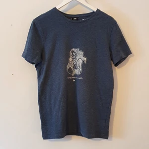 Screentryckt blå t-shirt - "I buy secondhand <3" t-shirt i blå nyans🌟 T-shirten är riktigt mjuk och fick lite av ett svagt men samtidigt snyggt tryck i processen!