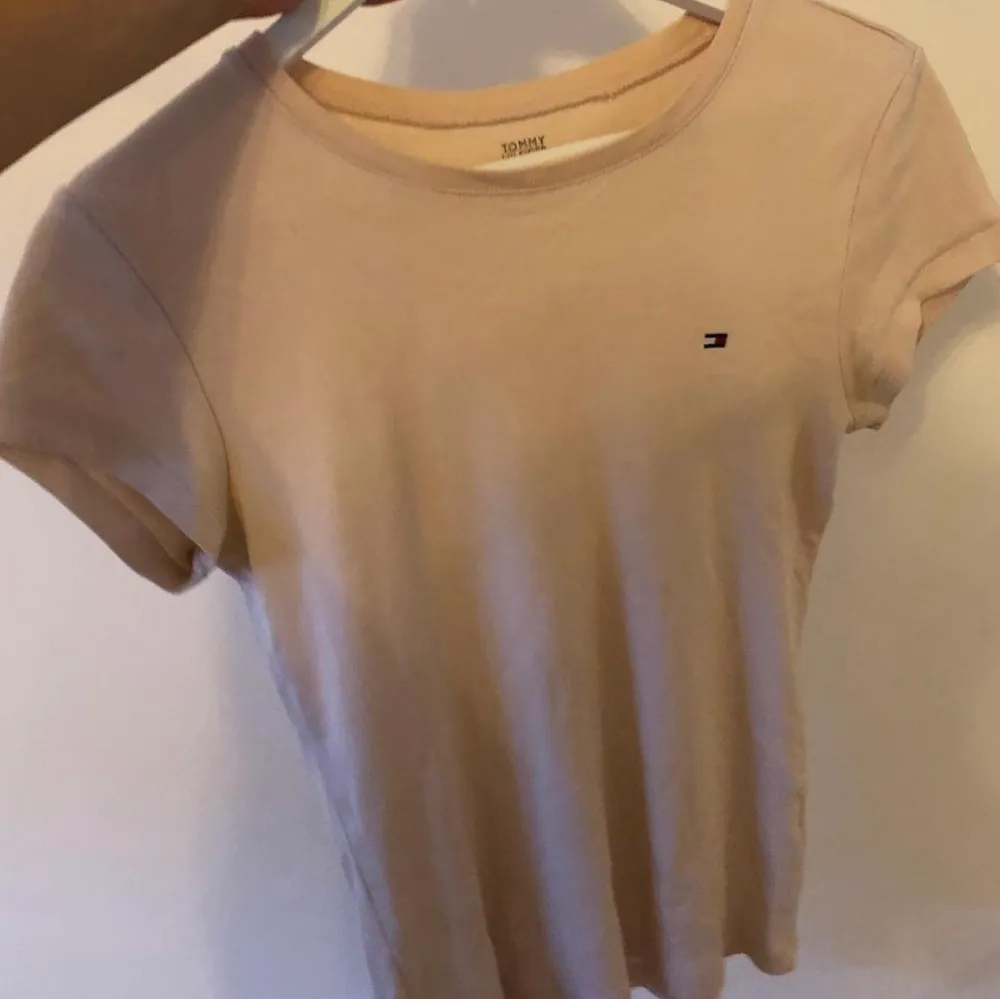 ljusrosa Tommy Hilfiger t-shirt. den är äkta och i fint skick. den är stretchig och passar även för S utan att den ser stor ut💗. T-shirts.