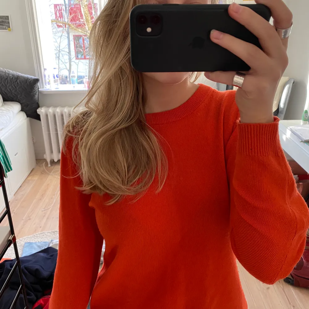 Så fin orange tröja från Dagmar i storlek xs. Materialet är stickat och den är lite ljusare orange i verkligheten! Köpare står för frakt. Nypris ca 1200. Tröjor & Koftor.