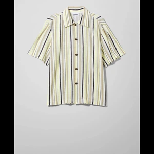 Randig skjorta från weekday - Randig skjorta i najs material. Jättefint skick, använd 2 gånger. 